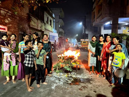 <p>रस्त्यांचे संरक्षण करत प्रिन्स क्लबची अनोखी &lsquo;अंतराळी होळी&rsquo;</p>
