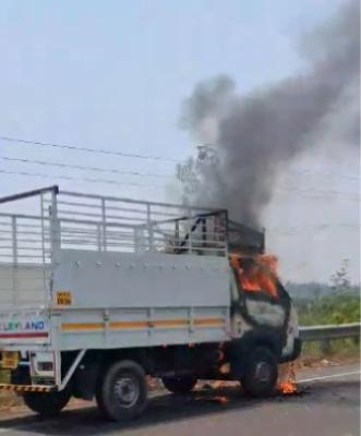 <p>भादोले&nbsp;- शिगांव रस्त्यावर&nbsp;भर दुपारी टेम्पोनं&nbsp;घेतला पेट</p>
