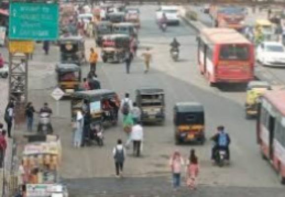 <p>मध्यवर्ती बसस्थानक परिसरात रिक्षाचालकांचा मनमानी कारभार; प्रवाशांची लूट</p>
