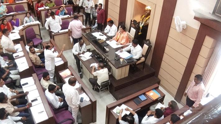 <p>&lsquo;एजंटगिरी आणि सेटलमेंट&rsquo; केल्याचा विधी विभागप्रमुख संदीप तायडे यांच्यावर गंभीर आरोप</p>
