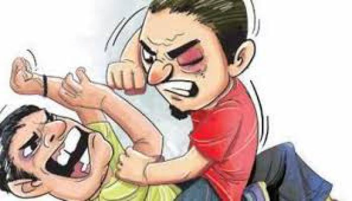 <p>कोल्हापुरात ट्रॅफिक जामवरून दोघांमध्ये हाणामारी...एक गंभीर जखमी </p>
