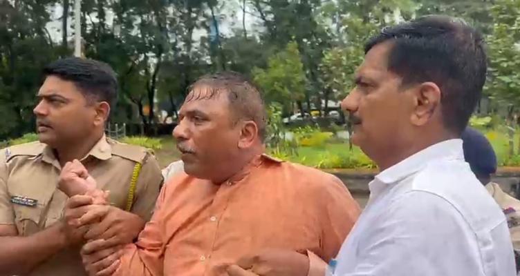 <p>जिल्हाधिकारी कार्यालयासमोर शिक्षकाचा आत्मदहनाचा प्रयत्न</p>
