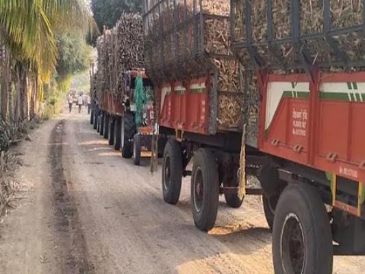 <p>दालमिया साखर कारखान्याची ऊस वाहतूक स्वाभिमानी संघटनेने रोखली...</p>
