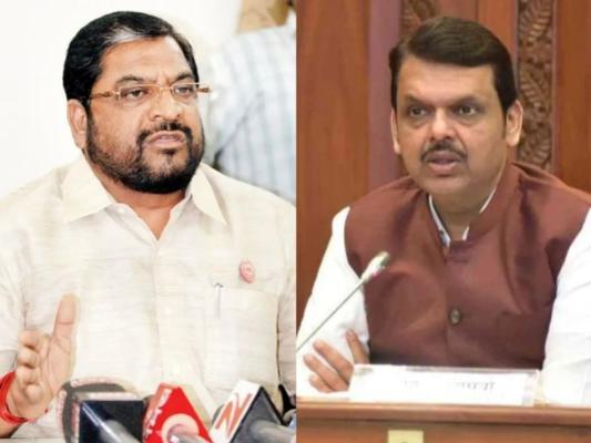 <p>शक्तीपीठ महामार्गातून मुख्यमंत्री देवेंद्र फडणवीस तुम्ही ७० हजार कोटीचा ढपला पाडणार आहात : राजू शेट्टींचा आरोप&nbsp;</p>
