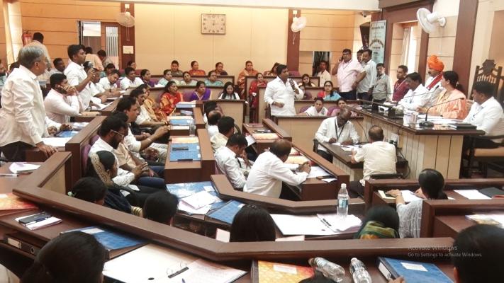 <p>&ldquo;मी बावड्याकडेच चाललोय, तुम्ही मला दुसरीकडे का नेताय?&rdquo; :&nbsp;नगरसेवक आदिल फरास यांच्या वक्तव्यानं सभागृहात हशा</p>
