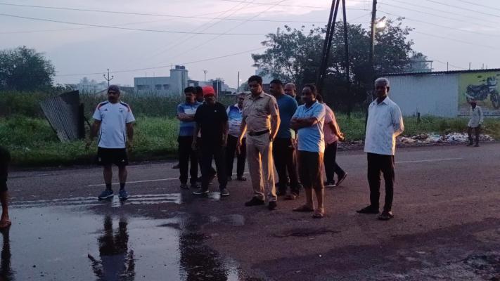 <p>इचलकरंजीत डोक्यात दगड घालून निर्घृण हत्या</p>
