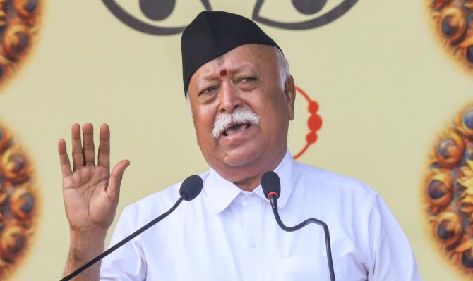 <p>आर्थिक सामर्थ्य काही निवडक लोकांच्या हातात एकवटल्याने सामाजिक शोषण होतय : सरसंघचालक</p>
