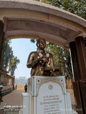 <p>खळबळजनक : मुंबईतील मीनाताई ठाकरे यांच्या पुतळ्याला रंग फासण्याचा प्रयत्न</p>
