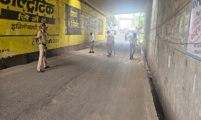 <p>कोल्हापुरात मुख्यमंत्र्यांच्या वाहनांच्या ताफ्यावर उसाच्या कांड्या फेकल्या...</p>
