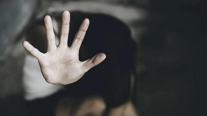 <p>संतापजनक : कोल्हापुरात बाप-लेकीच्या पवित्र नात्याला काळीमा फासणारी घडली घटना...</p>
