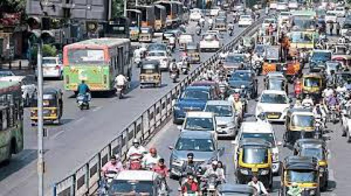 <p>वाढत्या अपघातांवर नियंत्रण ठेवण्यासाठी पोलिसांनी लढवली ‘ही’ शक्कल</p>
