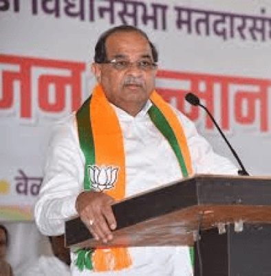 <p>मंत्री राधाकृष्ण विखे पाटील यांनी शेतकऱ्यांच्या कर्जमाफीवरून केलं बेताल वक्तव्य...शेतकऱ्यांमधून संताप  </p>
