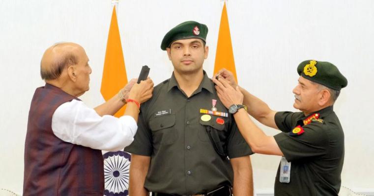 <p>भारतीय सैन्याकडून नीरज चोप्राला लेफ्टनंट कर्नल पद...</p>
