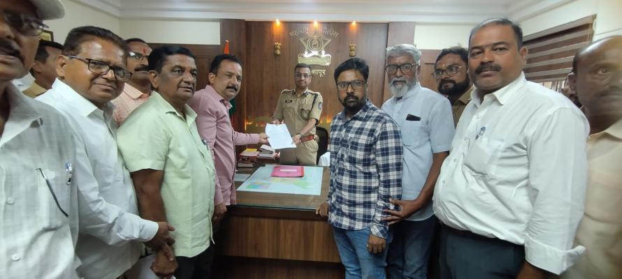 <p>समाजमाध्यमांवर जातीय भावना भडकवणाऱ्या पोस्ट व्हायरल करणाऱ्यांवर कारवाई करा : बावडा वासीयांची मागणी</p>
