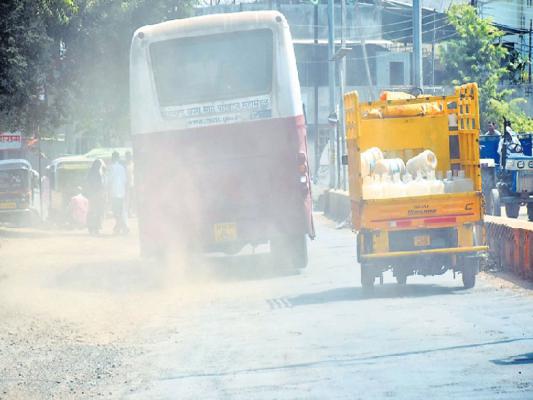 <p>खड्डेमय रस्त्यांमुळे इचलकरंजीकरांना होतोय धुळीचा त्रास...</p>
