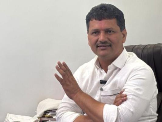 <p>कोल्हापूर जिल्ह्याच्या विकासात एईची तांत्रिक मदत घेणार : पालकमंत्री</p>
