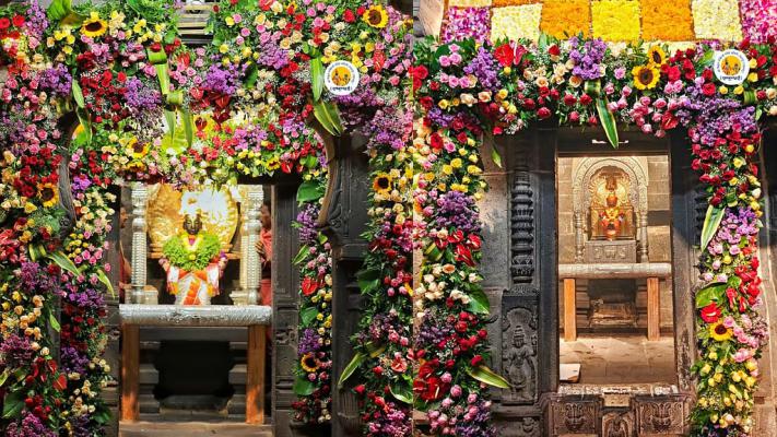 <p>दसऱ्याच्या निमित्ताने पंढरपुरच्या विठ्ठल-रुक्‍मिणी मंदिरात असंख्य फुलांची आकर्षक सजावट...</p>
