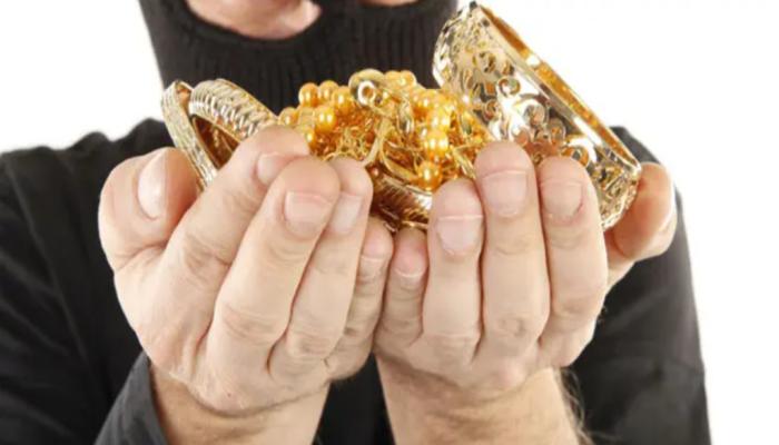 <p>इचलकरंजीत लगीन घाईचा फायदा घेत दागिन्यांवर डल्ला...</p>
