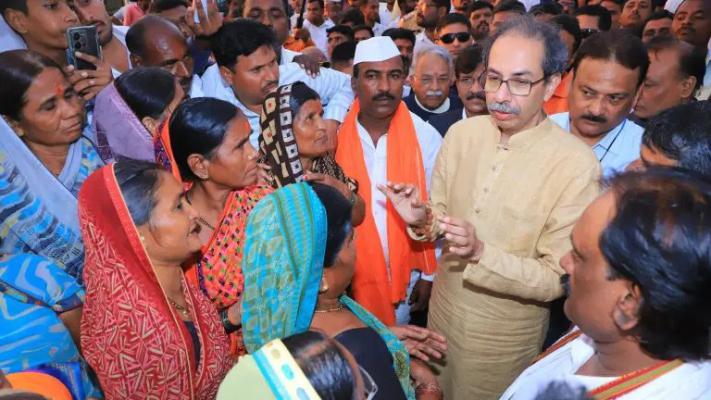 <p>…तोपर्यंत कुणीही न्याय देणार नाही : उद्धव ठाकरेंनी मराठवाड्यातील शेतकऱ्यांशी साधला संवाद </p>
