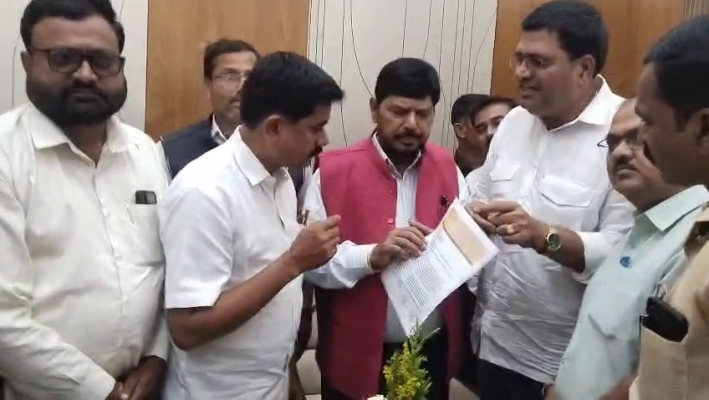 <p>टीईटी प्रश्नी शिक्षकांच्या शिष्टमंडळाने घेतली केंद्रीय मंत्री रामदास आठवलेंची भेट...</p>
