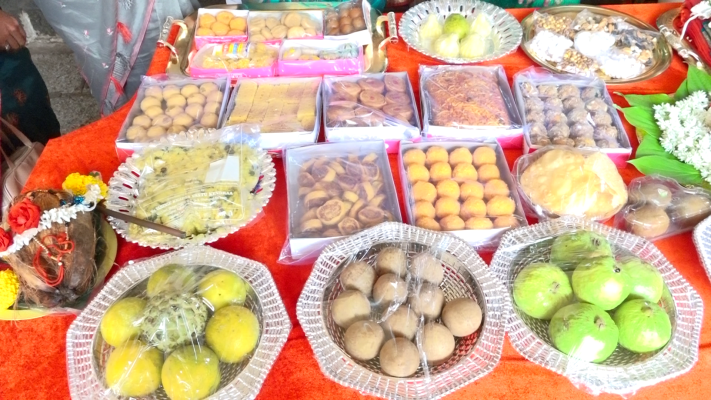 <p>आज अंबाबाई देवीला ५६ भोग नैवेद्य अर्पण...</p>
