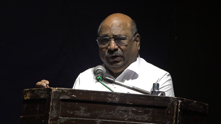 <p>‘आरएसएस’वर कायमची बंदी घातली पाहिजे : पद्मश्री प्रा. लक्ष्मण माने</p>
