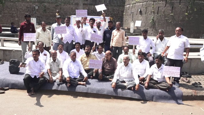 <p>हुतात्मा क्रांती सामाजिक संस्था' व 'बी-वॉर्ड अन्याय निवारण समितीच्यावतीने धरणे आंदोलन</p>
