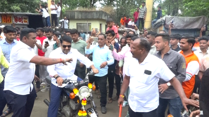 <p>आ. सतेज पाटील यांनाही दुचाकी मागून म्हैस पळवण्याचा मोह अनावर...</p>
