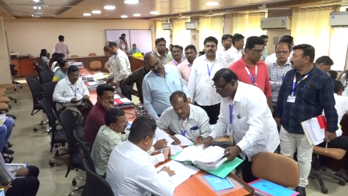 <p>यशवंतराव चव्हाण पंचायत राज अभियान अंतर्गत जिल्हा परिषदेतील कामांची समितीकडून तपासणी...</p>
