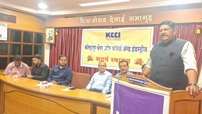 <p>कोल्हापूरी चप्पल उद्योगाने काळानुरूप परिवर्तन करावे : रविंद्र माणगावे</p>
