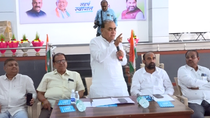 <p>कोल्हापूर आणि इचलकरंजी महापालिकेत काँग्रेसचा महापौर होणार : अ‍ॅड. रामहरी रूपणवर</p>
