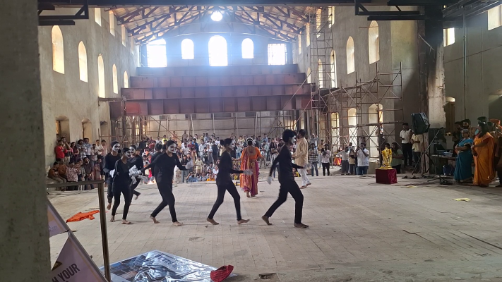 <p>केशवराव भोसले नाट्यगृहाच्या रखडलेल्या कामाकडे रंगकर्मीनी वेधले लक्ष</p>
