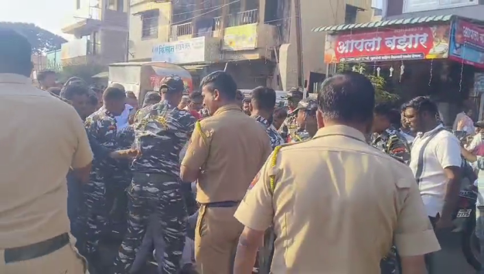 <p>शिरोळमध्ये ऊस दरावरुन वादावादी...पोलिसांनी आंदोलकांना घेतलं ताब्यात</p>
