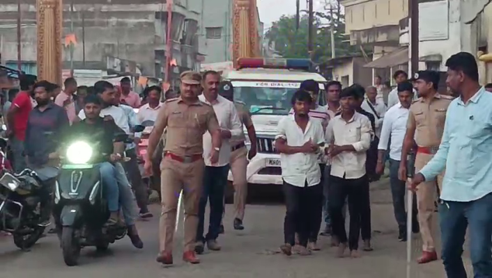 <p>दहशत माजवणाऱ्या चौघांची शिरोली पोलिसांनी काढली धिंड...</p>
