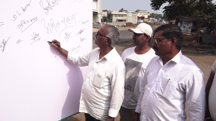 <p>कोल्हापूर महापालिकेच्या प्रारुप मतदार यादीतील घोळा विरोधात स्वाक्षरी मोहिम...</p>
