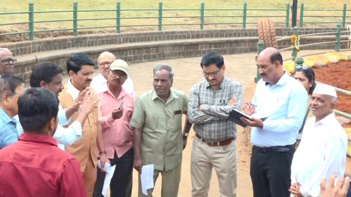 <p>खासबाग कुस्ती मैदानातील ९२ लाखांचे लॉन गायब...&nbsp;</p>

<p>&nbsp;</p>
