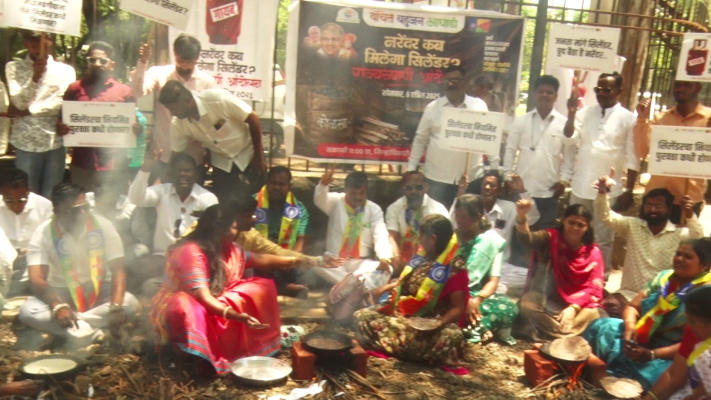 <p>गॅस दरवाढ आणि टंचाई विरोधात वंचितचे जिल्हाधिकारी कार्यालय समोर आंदोलन...</p>
