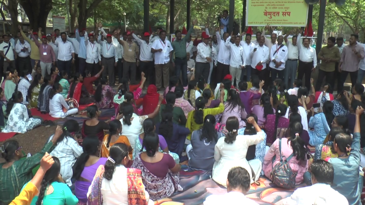 <p>सरकारी कर्मचारी, शिक्षकांच्या बेमुदत संपाला आजपासून सुरूवात...कोल्हापुरात कर्मचाऱ्यांची निदर्शने&nbsp;</p>
