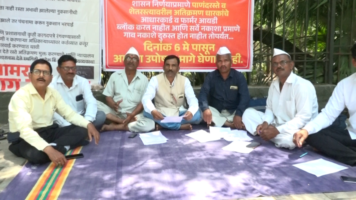 <p>&lsquo;या&rsquo; मागणीसाठी शिवपाणंद शेत रस्ता चळवळ कृती समितीचे जिल्हाधिकारी कार्यालयासमोर उपोषण</p>
