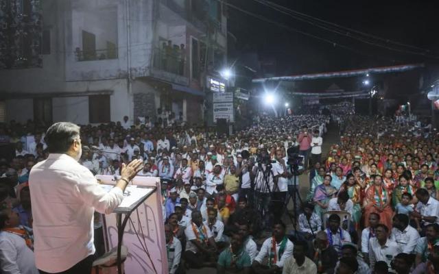 <p>मोरे कुटुंबियांचा सामाजिक वारसा पुढे नेण्याची जबाबदारी आता आपल्यावरच : आ. सतेज पाटील&nbsp;</p>
