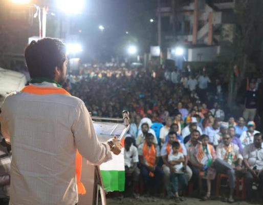 <p>सर्वसामान्यांच्या हितासाठी योग्य नेतृत्व निवडण्याची हीच संधी : कणेरीवाडीतील सभेत ऋतुराज पाटील यांचे वक्तव्य&nbsp;</p>
