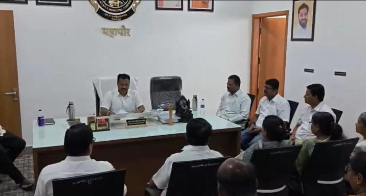 <p>इचलकरंजीतील शिवतीर्थ चौक आणि बसस्थानक परिसरातील फेरीवाल्यांची पुनर्वसनाची मागणी</p>
