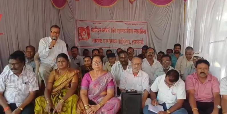 <p>इचलकरंजी महापालिकेच्या सेवानिवृत्त कर्मचाऱ्यांचे साखळी उपोषण</p>
