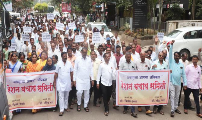 <p>रेशन बचाव समितीचा जिल्हाधिकारी कार्यालयावर मोर्चा</p>
