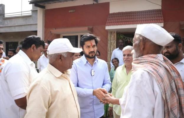 <p>हलसवडेमध्ये माजी आमदार ऋतुराज पाटील यांचा प्रचार दौरा...</p>
