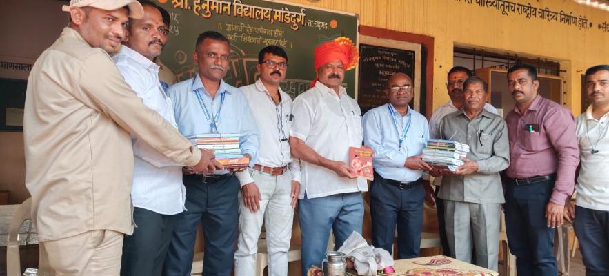 <p>वाचनसंस्कृती जोपासण्यासाठी ‘महाराष्ट्र केसरी’ विष्णू जोशीलकर यांचे ग्रंथदान</p>
