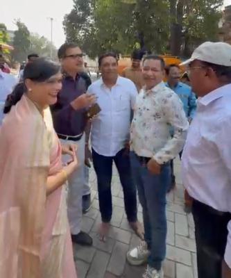 <p>&ldquo;मंत्रीपदाची ऑफर आणि मधुरीमाराजेंचे हसरे उत्तर&rdquo;; कार्यक्रमात रंगली राजकीय मिश्कील चर्चा</p>
