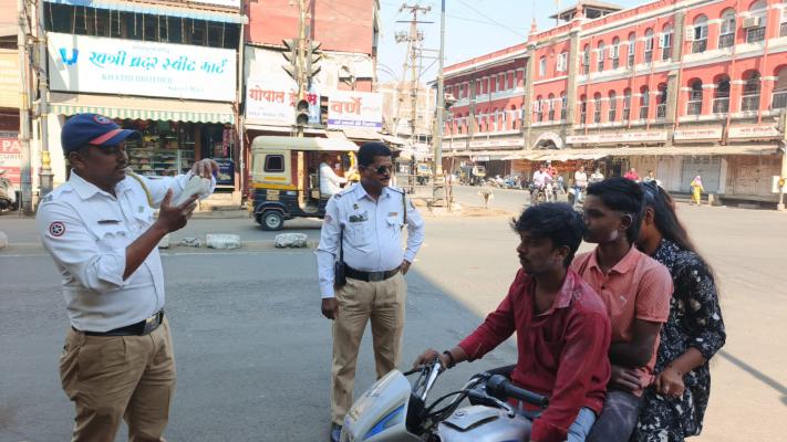 <p>रंगपंचमी निमित्त वाहतूक शाखेची विशेष कारवाई; ३७० वाहनचालकांकडून ३ लाख १७ हजार १०० रुपयांचा दंड</p>
