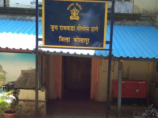 <p>कोल्हापूरात सरकारी नोकरीच्या आमिषाने ४२ लाखांची फसवणूक; दोघांविरुद्ध गुन्हा</p>
