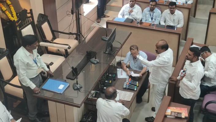 <p>कोल्हापूर महापालिकेच्या सभेत गोंधळ; नगरसचिव उशिरा आल्याने विरोधक आक्रमक, निलंबनाची मागणी, महापौरांवर दिलगिरी व्यक्त करण्याची नामुष्की.!</p>
